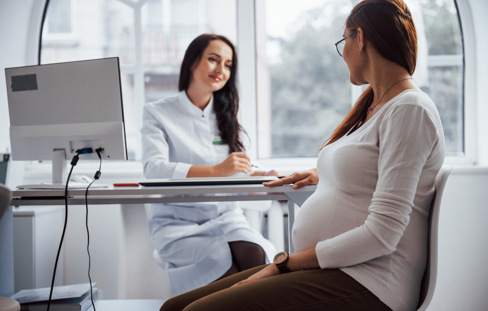 Pregnant mother consults with doctor 